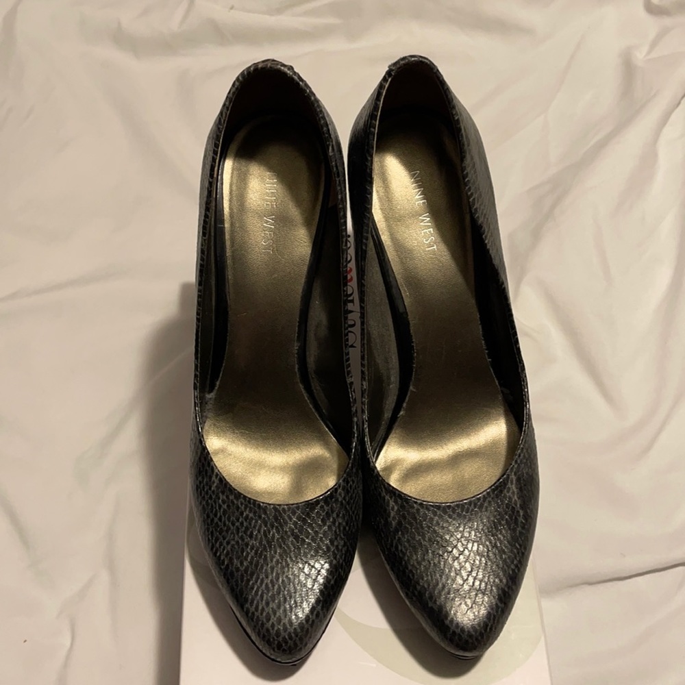 Nine West snakeskin pump